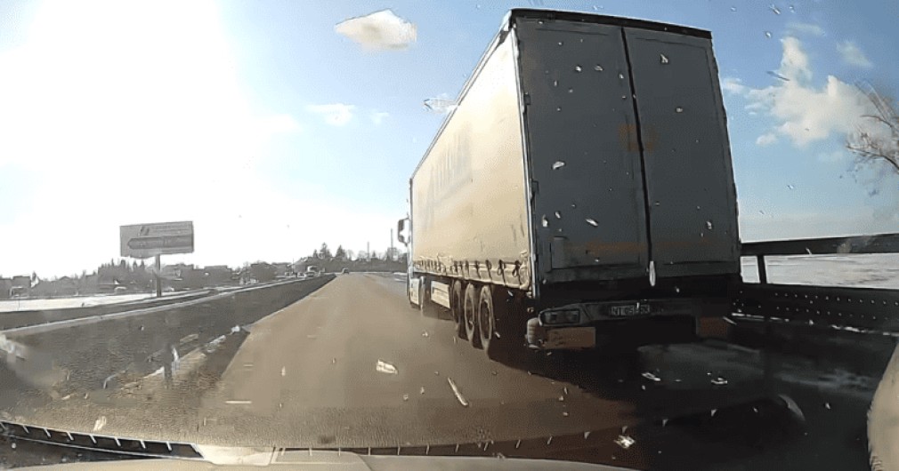 Parbrizul unei mașini, făcut praf de o bucată de gheață desprinsă de pe un camion