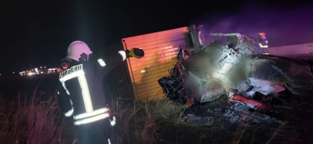 Un șofer de camion a ars în cabină după o ciocnire violentă cu alt camion