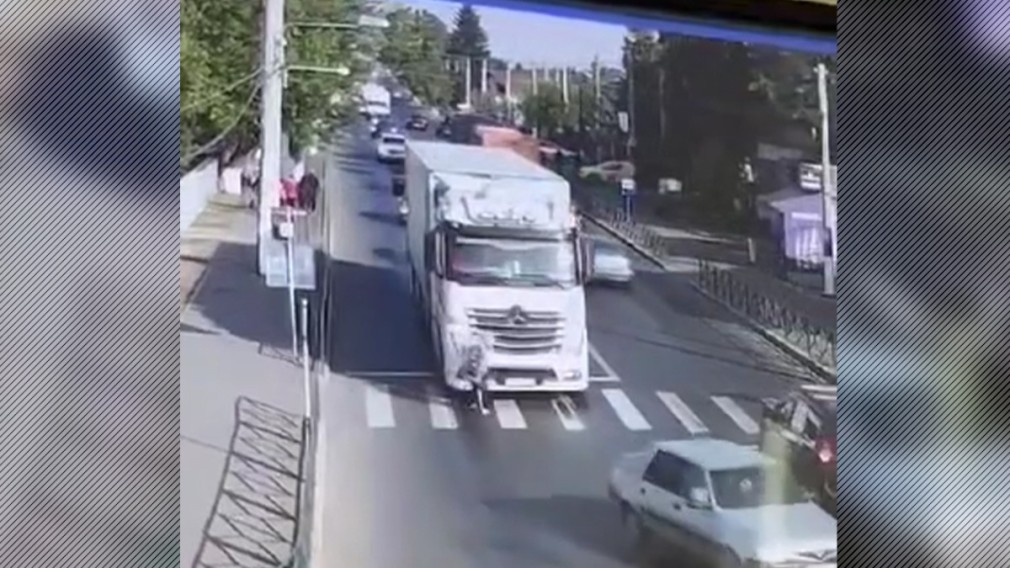 VIDEO. Buftea. Un bărbat în baston a fost zdrobit sub roțile unui camion, pe trecerea de pietoni
