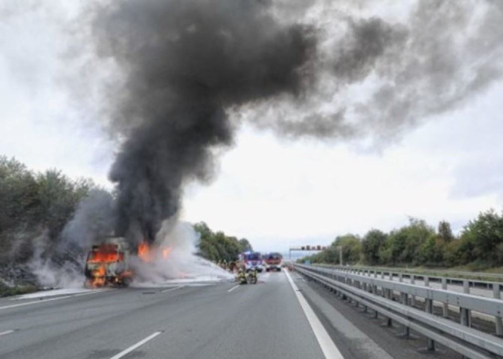 Șofer român, în pericol după ce remorca camionului a luat foc pe autostradă în Germania