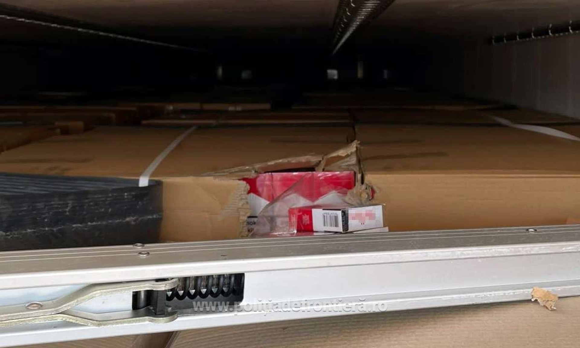 Peste 430.000 de pachete cu ţigări de contrabandă găsite într-un camion
