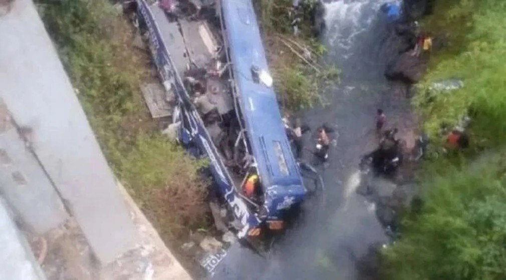 33 de pasageri au murit după ce un autobuz s-a prăbuşit într-un râu