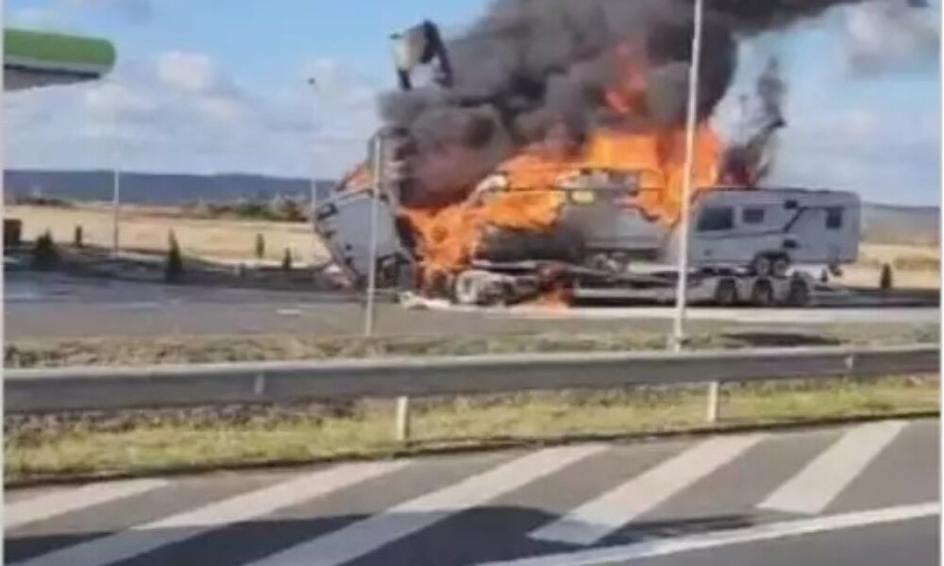 Un camion a luat foc lângă o benzinărie