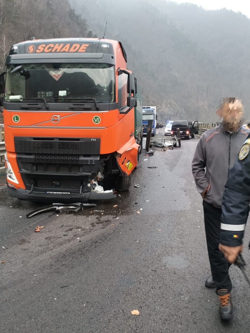 Un camion și un autoturism s-au ciocnit pe Valea Oltului