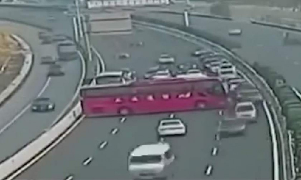 VIDEO: Un șofer profesionist chinez a întors autocarul pe autostradă