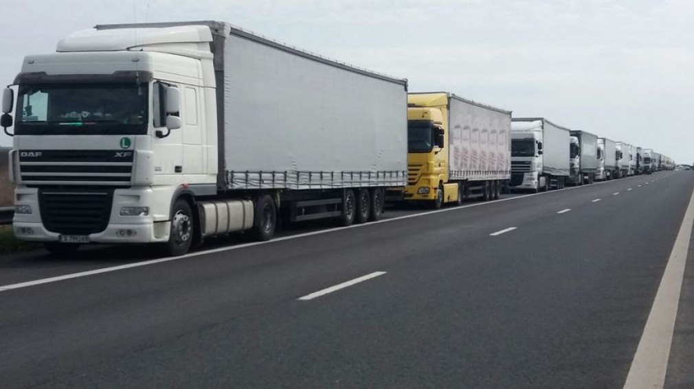 Confirmare: Coloane de camioane la ieşirea din Nădlac. Se așteaptă cinci ore