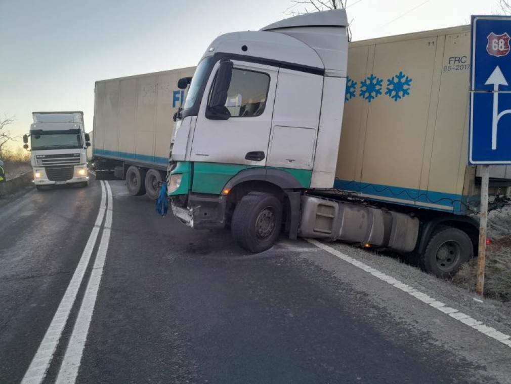 Un camion „s-a contorsionat” și a blocat traficul