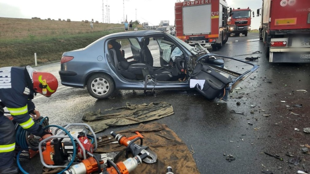 O femeie și-a pierdut viața după ce a intrat cu mașina într-un camion