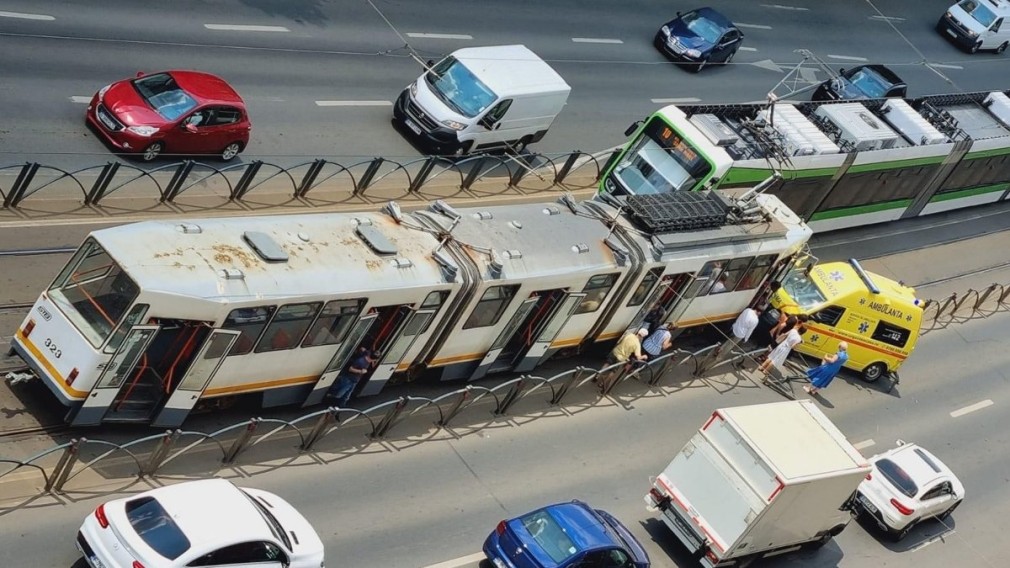 VIDEO. Tamponare frontală între o ambulanţă şi un tramvai, în Bucureşti