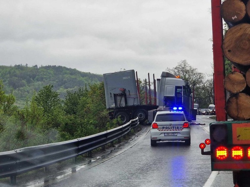 Un camion a derapat și a blocat un drum național