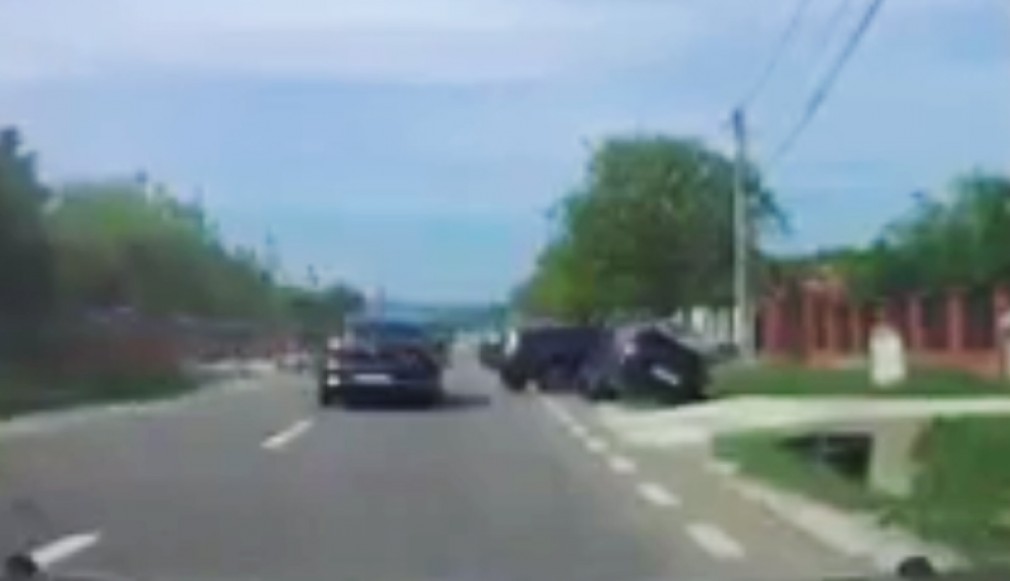 VIDEO: Accident prin "depășirea depășitorului" în județul Bacău