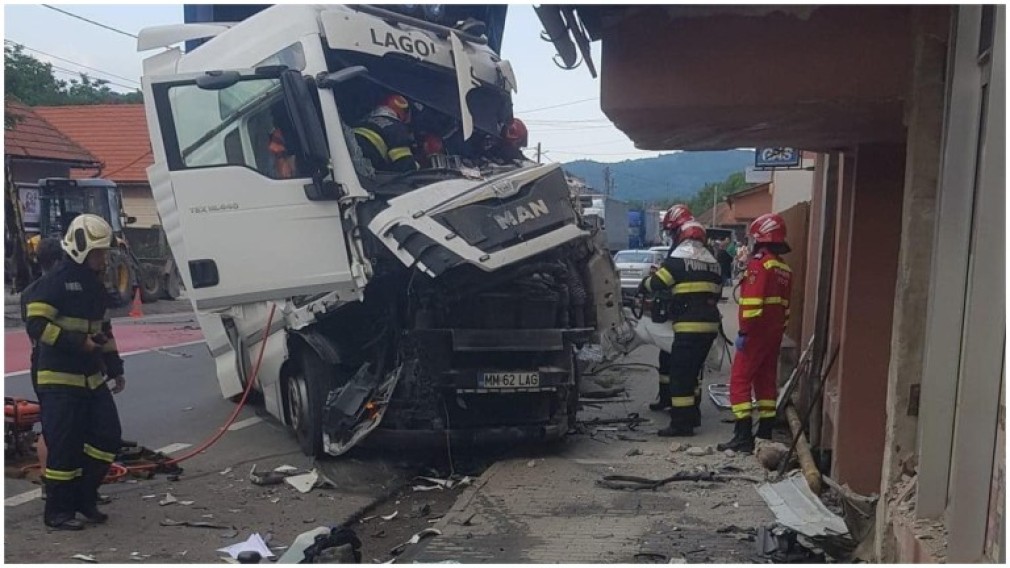 Un șofer de camion a murit după ce cabina s-a izbit de un zid