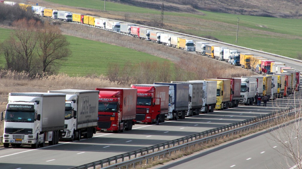 Șoferii de camion bulgari acuză că li s-a interzis să ajungă cu marfa în Austria