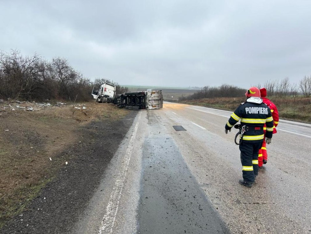Camion răsturnat, pe un Drum Național între Mihail Kogălniceanu și Ovidiu