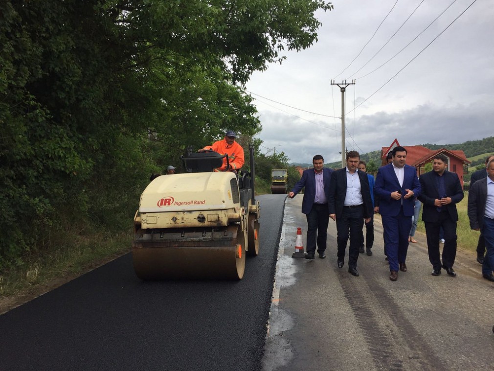 FOTO GENIALĂ: Cum mimeză angajații de la drumuri că muncesc când vine Ministrul Transporturilor, Răzvan Cuc, în vizită