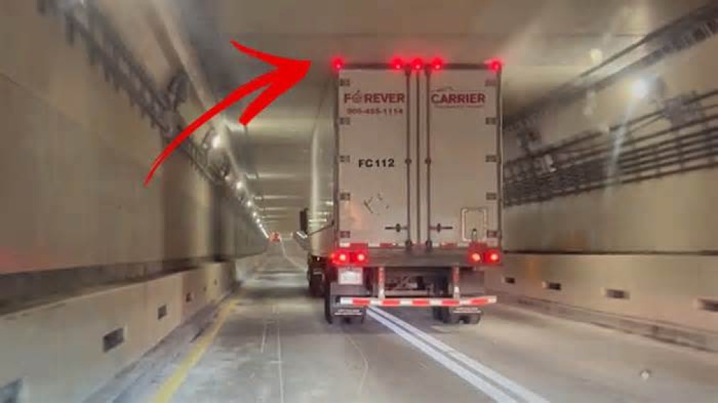 VIDEO Scântei și coloane de mașini după ce un camion a intrat într-un tunel prea scund