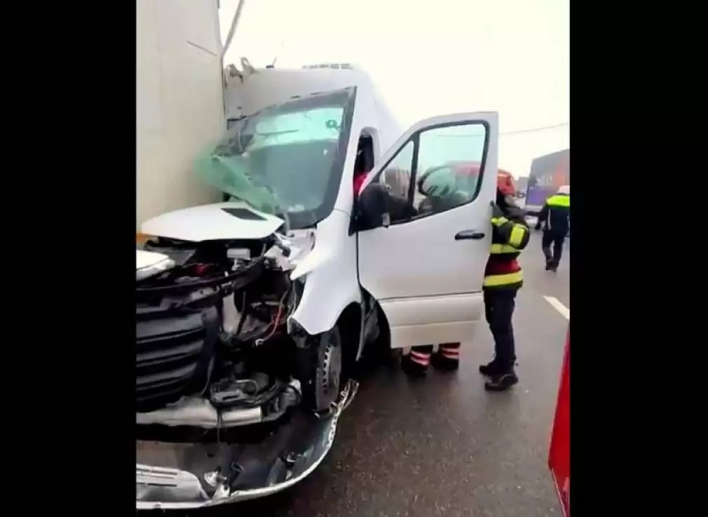 Un microbuz în care se aflau 13 persoane a izbit violent un camion