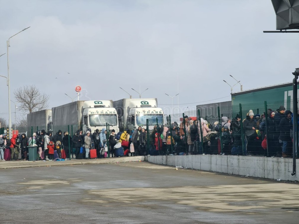 Coloana de maşini cu refugiaţi ucraineni se întinde pe 15 kilometri în vama Siret
