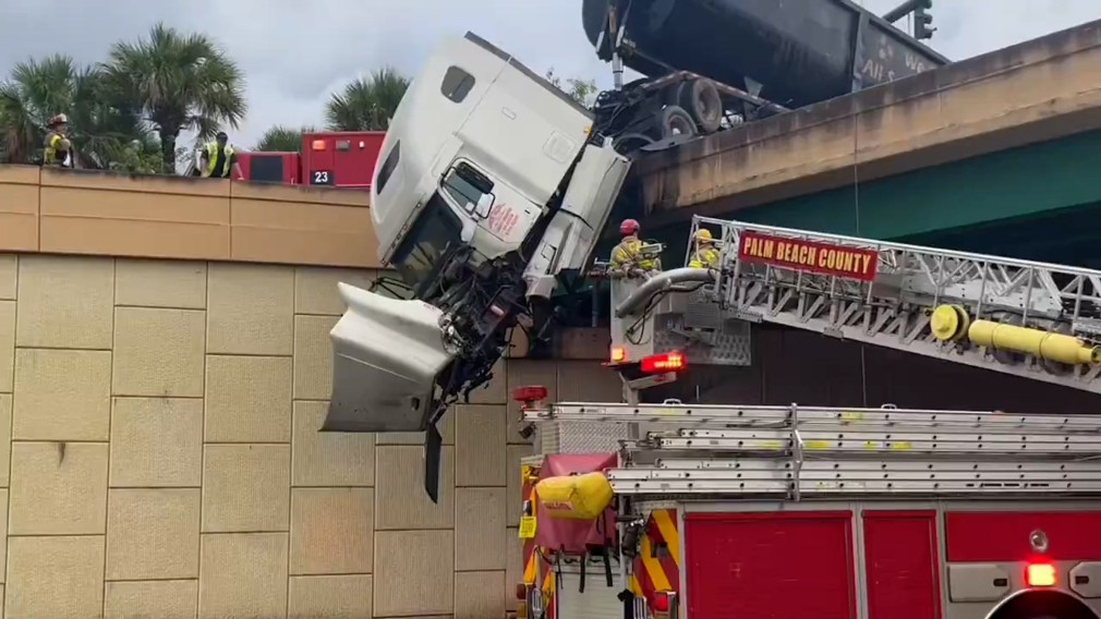 VIDEO Salvare uluitoare a unui șofer rămas cu un camion suspendat pe pod
