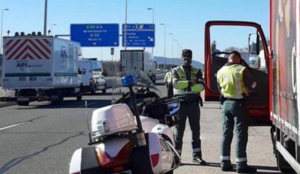 100 euro amendă pentru un șofer de camion care se scărpina cu o furculiţă, pe o autostradă