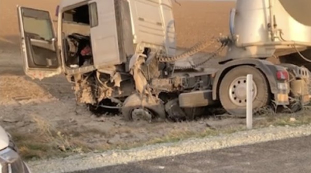 VIDEO. Accident grav între două camioane și o mașină. O persoană a murit