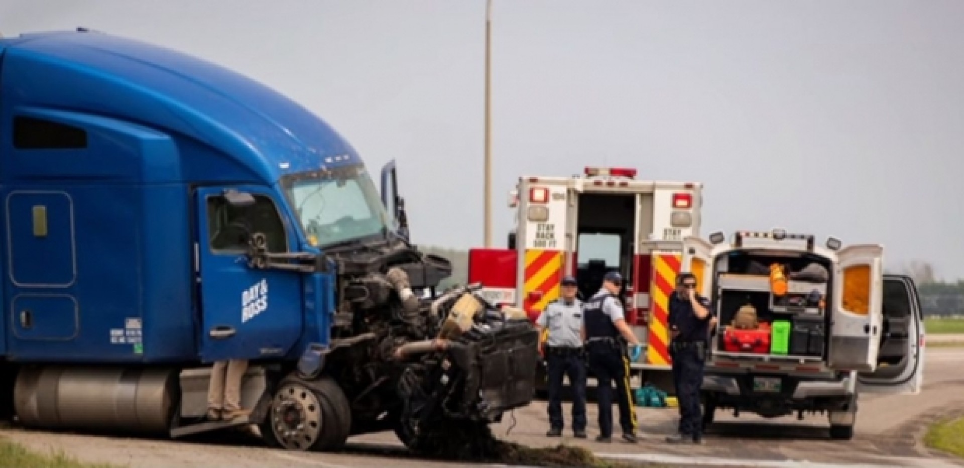 15 persoane și-au pierdut viața după ce un camion a intrat în coliziune cu un microbuz