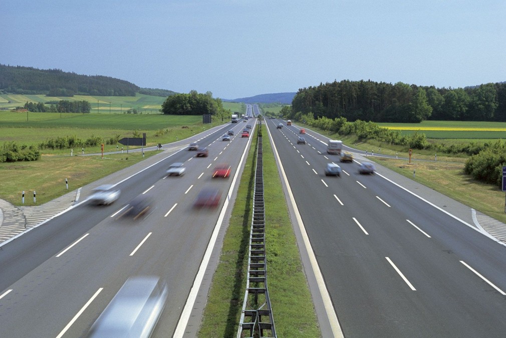De ce mergea un șofer român de camion cu 20 km/oră pe autostradă. Poliția l-a amendat
