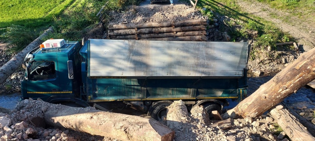 Un camion cu balast a ajuns în râul Moldova după ce podul de lemn pe care-l traversa s-a rupt