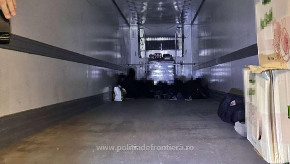 16 cetăţeni străini, depistați ascunși într-un camion cu fructe