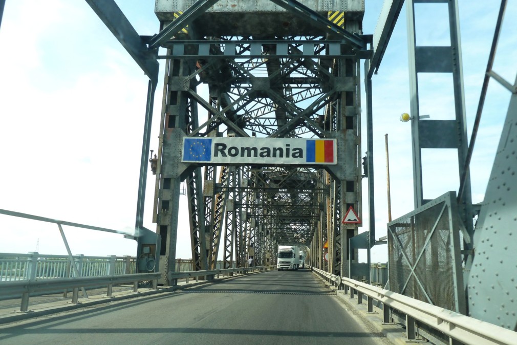 Taxa de pod de la Giurgiu - Ruse nu se mai poate plăti în dolari, doar în lei sau euro
