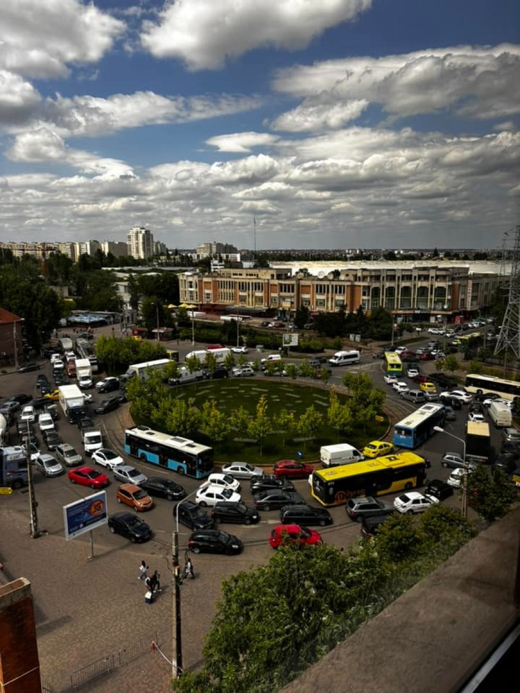 Trafic blocat în București după ce un camion s-a răsturnat