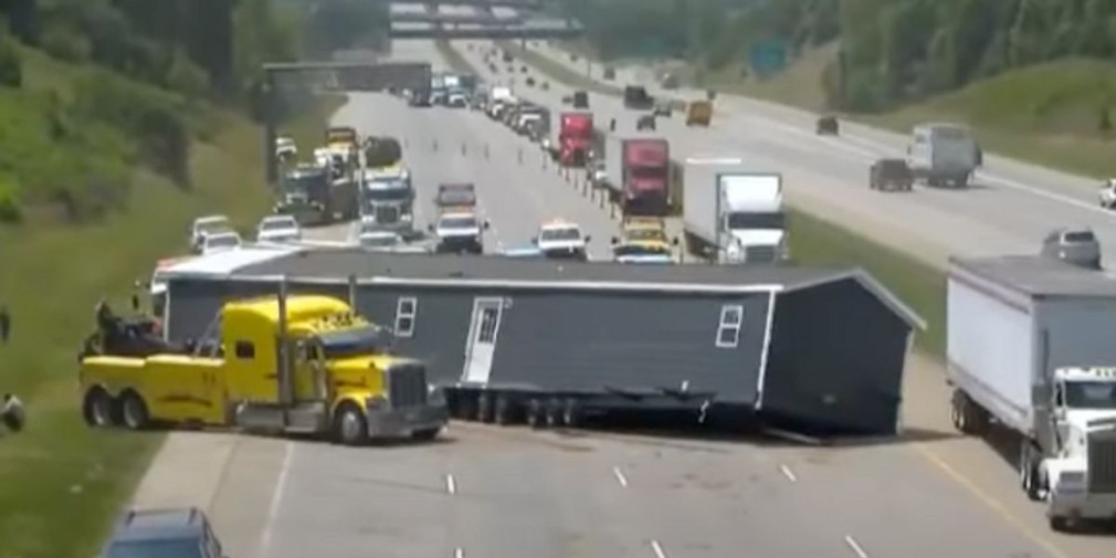 VIDEO Un camion a pierdut o casă și a blocat o autostradă