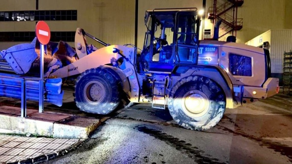 VIDEO. Enervat că a fost concediat, un bărbat a luat un excavator și a distrus 70 de mașini Mercedes