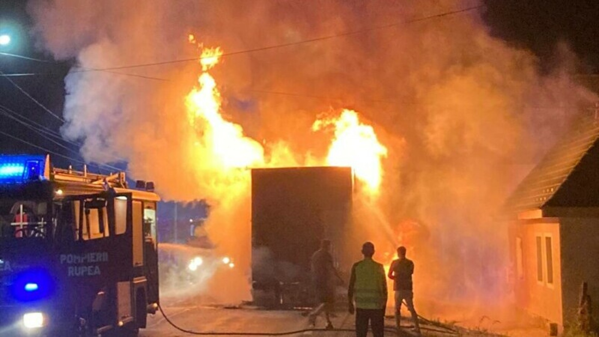 Un camion a fost cuprins de flăcări pe DN 13