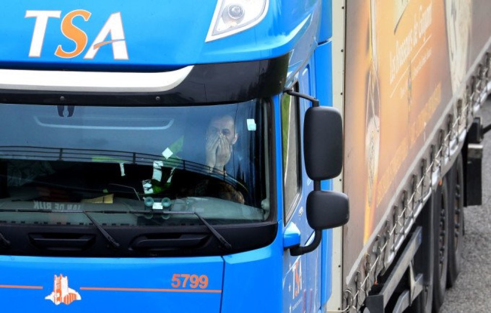 Șofer român de camion, abandonat de patronul său în Franța. Au trecut 2 săptămâni