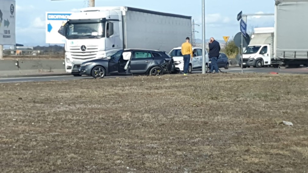 Un camion a lovit un autoturism într-un giratoriu la Ploiești