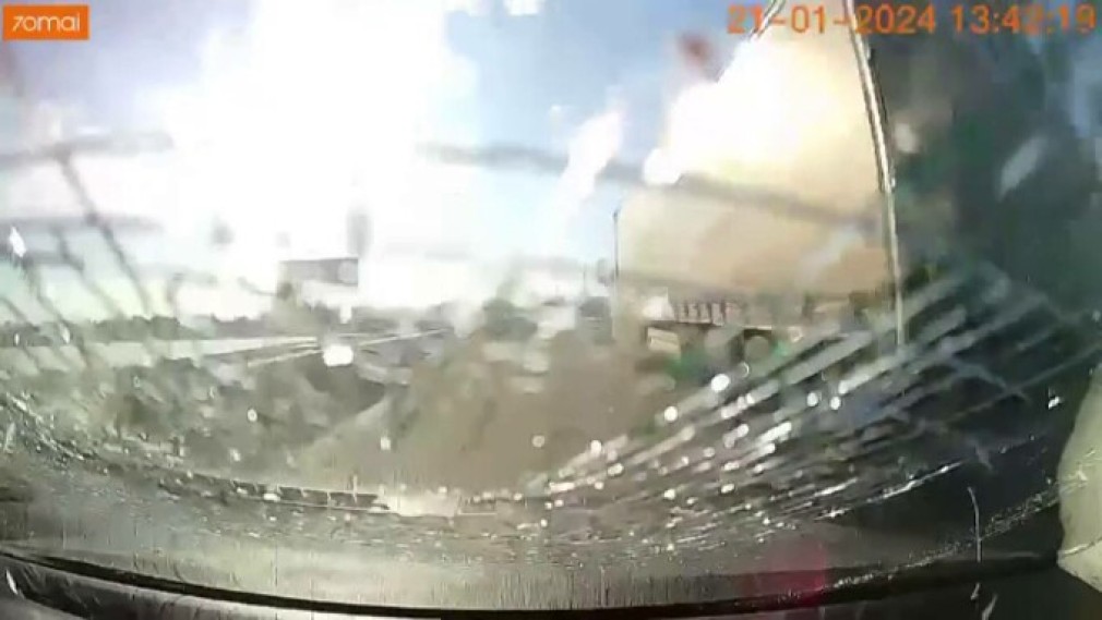 VIDEO. Momentul în care gheața desprinsă de pe un camion face praf parbrizul unei mașini