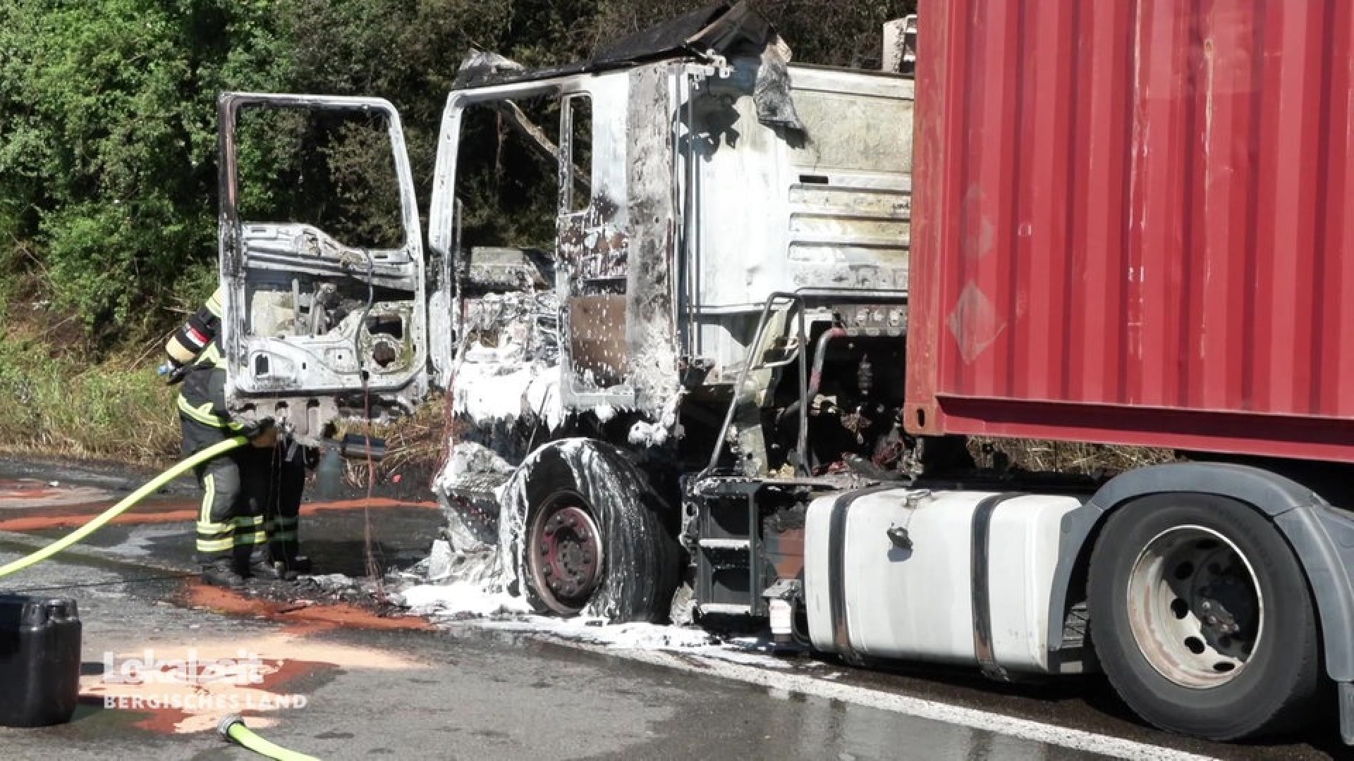 Germania. Un camion românesc a luat foc în mers, pe o autostradă