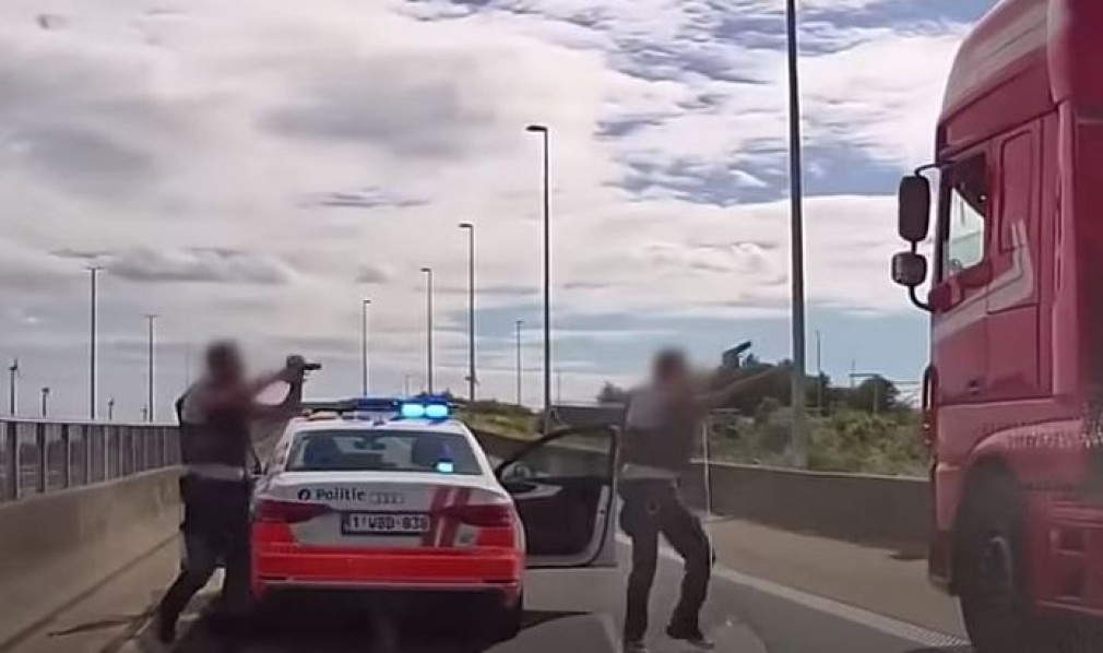 VIDEO. Poliția a urmărit un șofer care a furat un camion. L-au amenințat cu pistolul