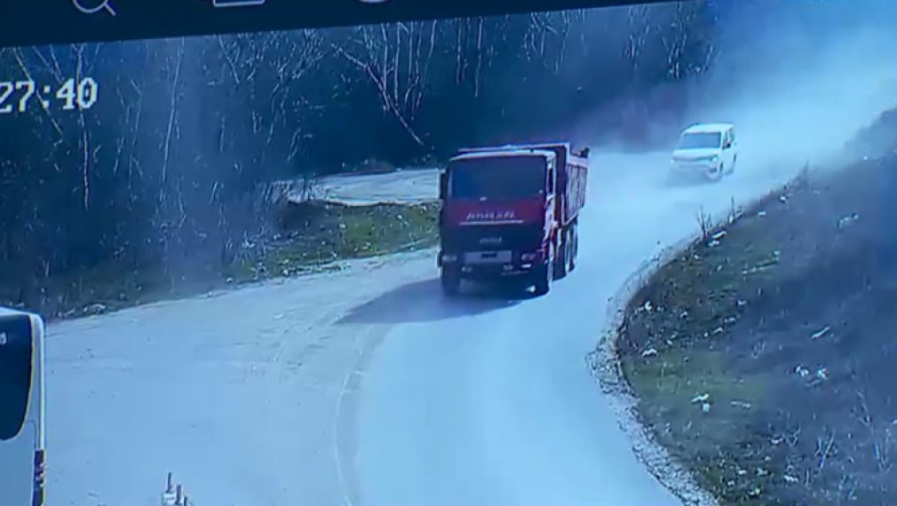 VIDEO Camion cu deșeuri urmărit ca în filme
