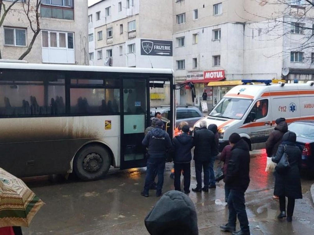 Autobuz plin de oameni, oprit de doi pasageri după ce șoferul a murit