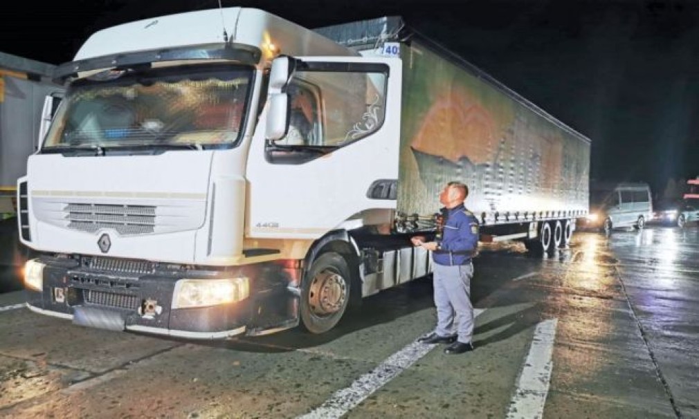 Un șofer beat a intrat cu camionul cu remorcă în România