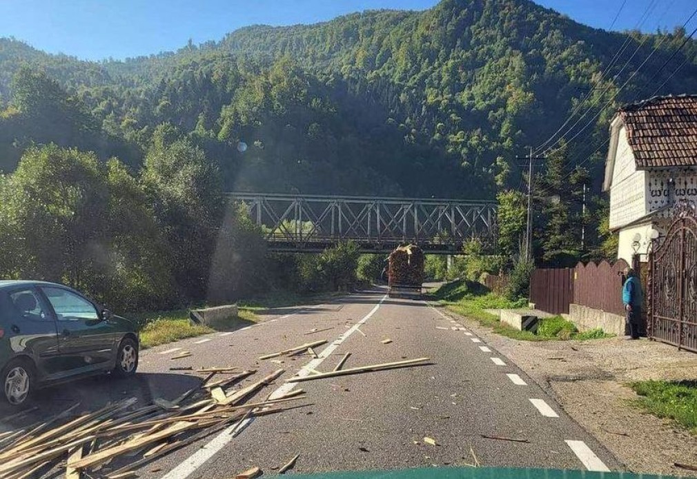 Un camion cu cherestea a lovit un pod de cale ferată