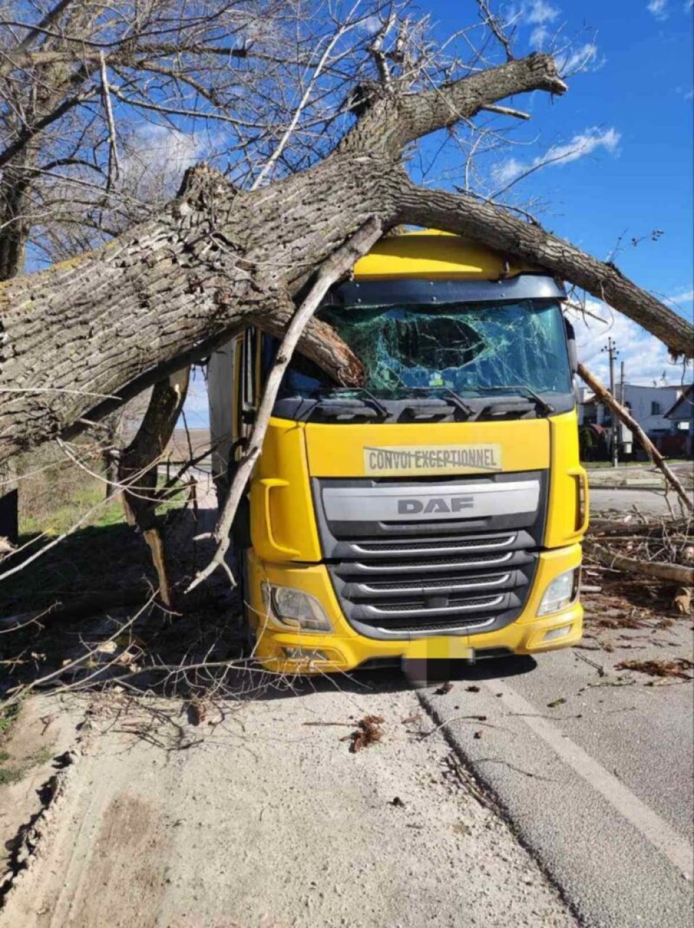 Camion avariat de vânt în Moldova
