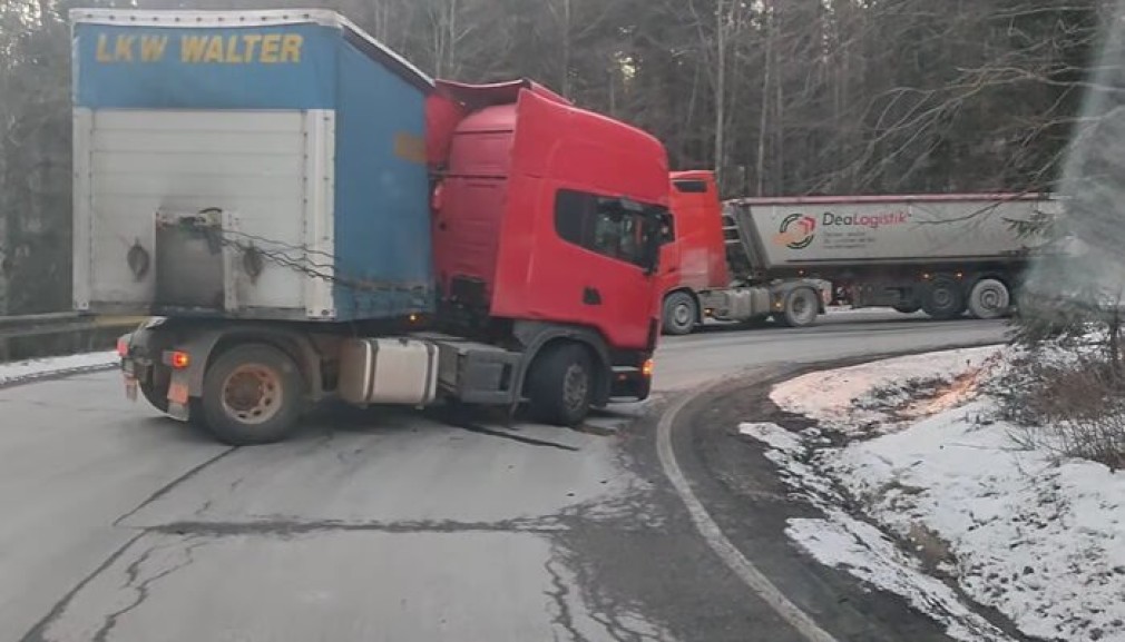 VIDEO Un camion a rămas blocat pe serpentine, la Cheia