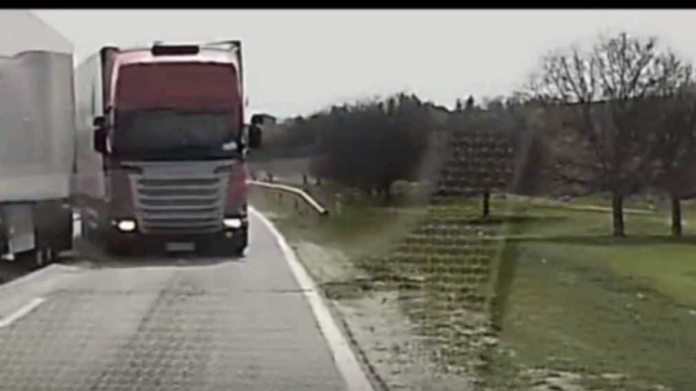 VIDEO Șofer de camion intră într-o depășire imprudent. Ia o amendă usturătoare