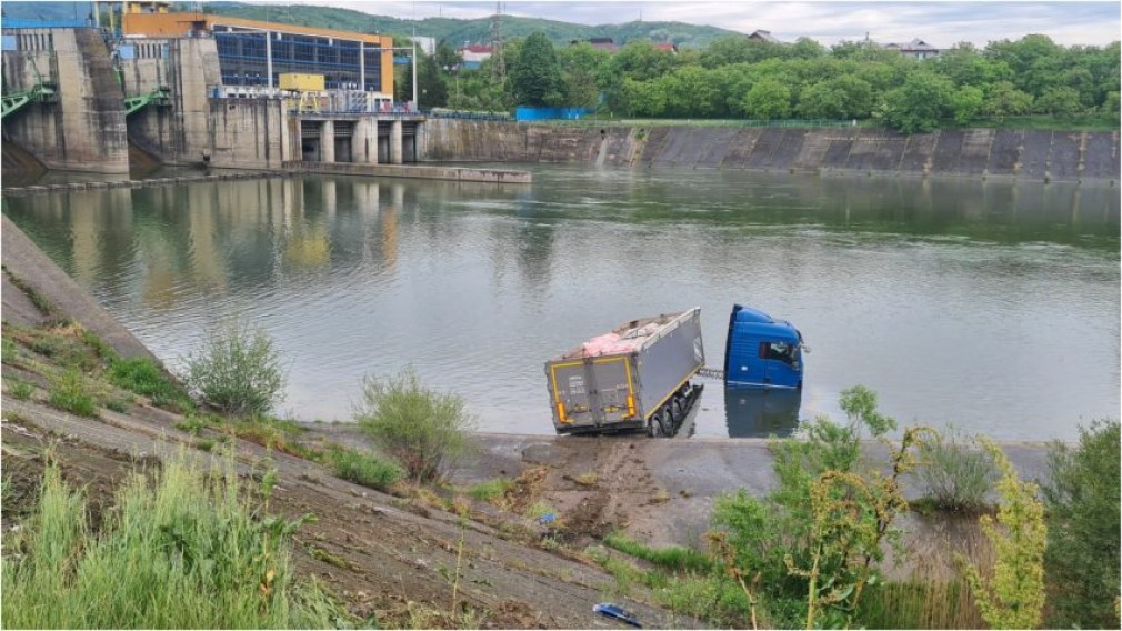 Un camion cu ciment a căzut în râul Olt. ce a făcut șoferul?