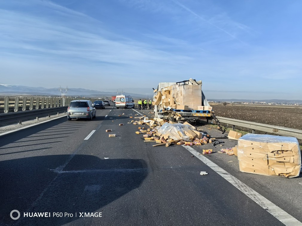 FOTO Grav accident pe autostradă între un camion și o camionetă