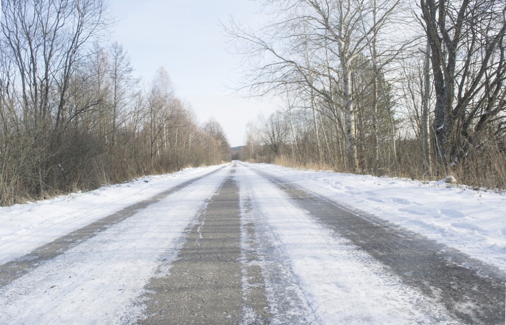 Frig de îngheaţă drumurile în România