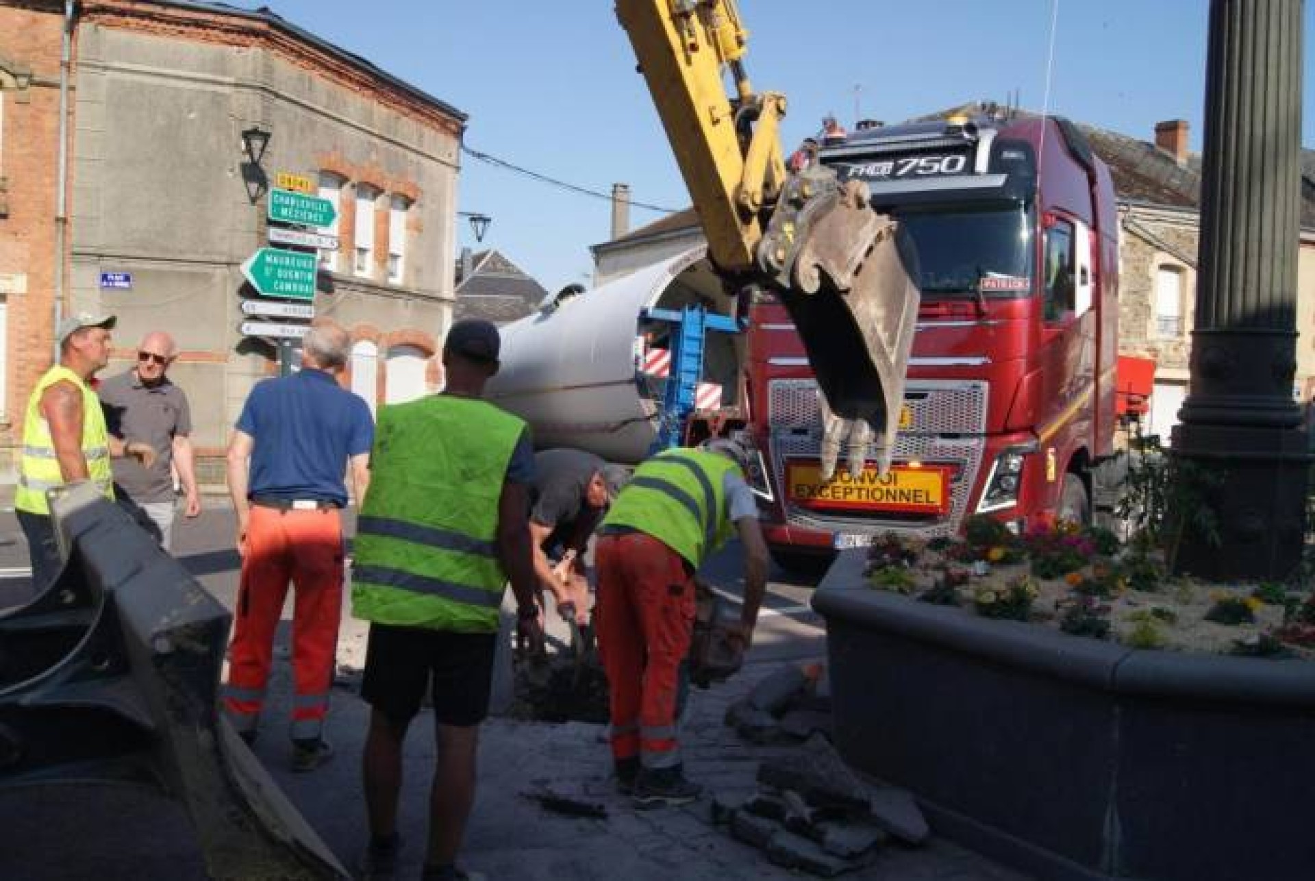Franța. Un șofer profesionist român a blocat cu camionul un sat întreg